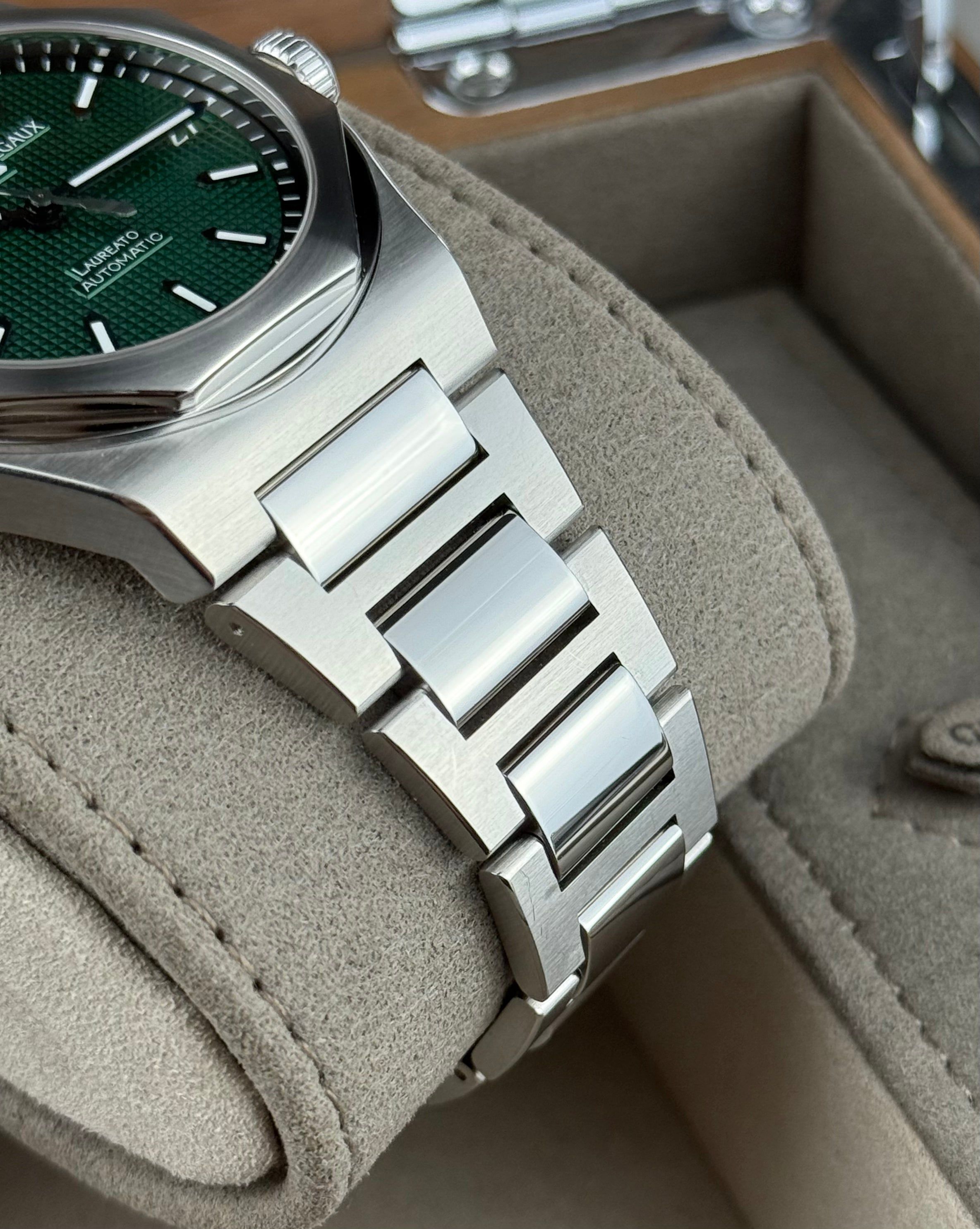 Girard Perregaux Laureato Green - 42MM - REF : 81010-11-3153-1CM thumbnail 6