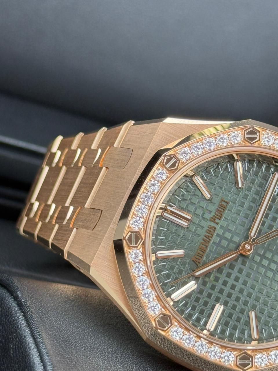 Audemars Piguet Royal Oak - 37mm - REF: 15551OR.ZZ thumbnail 5