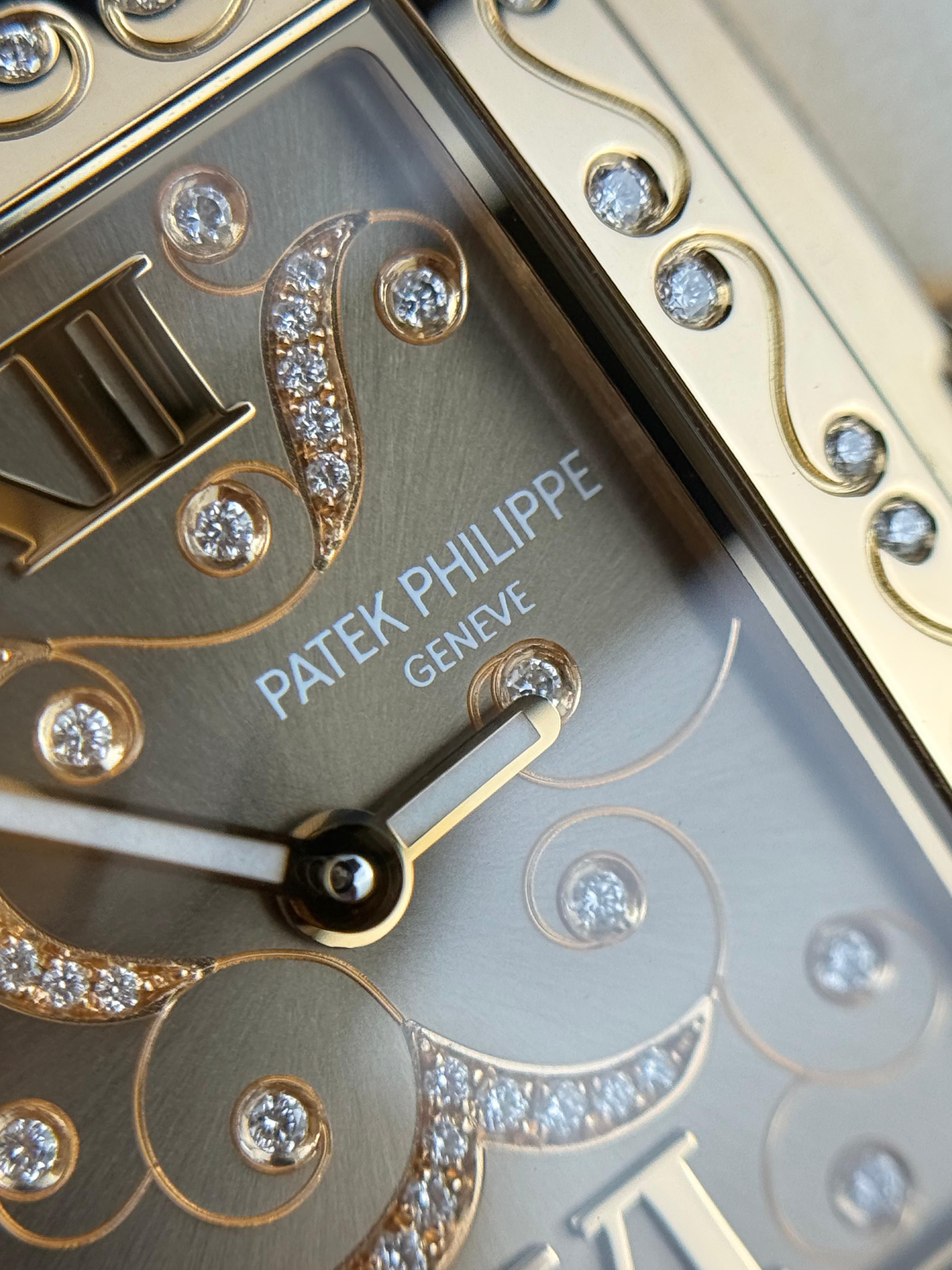 Patek Philippe Twenty~4 - 30MM - Ref : 4910/54R thumbnail 5