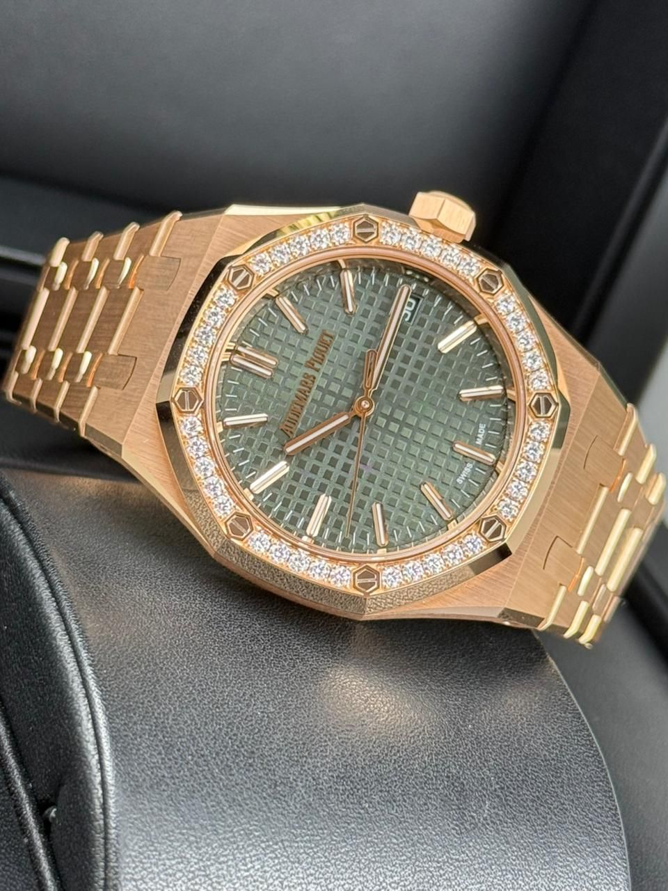 Audemars Piguet Royal Oak - 37mm - REF: 15551OR.ZZ thumbnail 4
