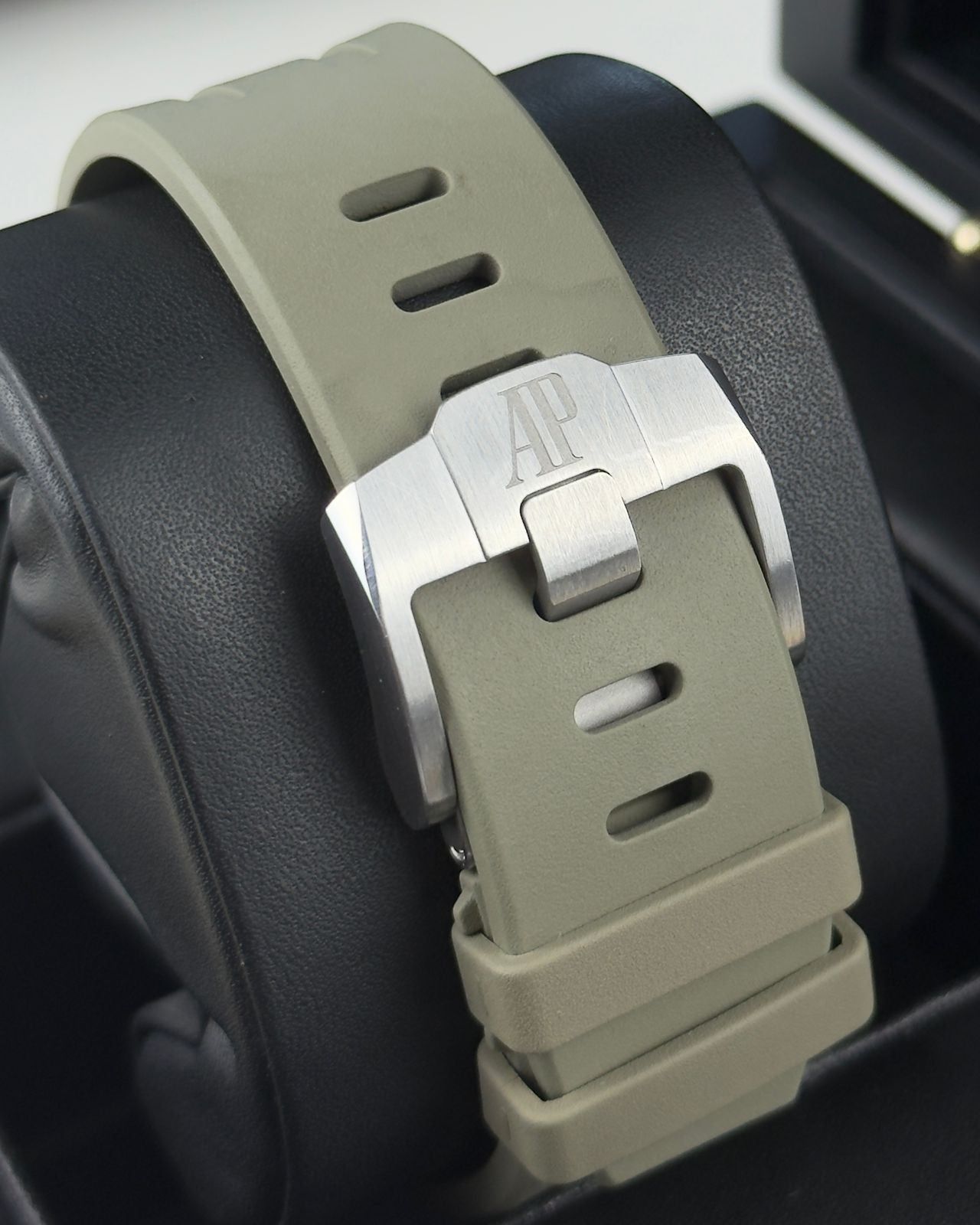 Audemars Piguet Royal Oak Offshore - 43MM - REF : 26420SO.OO.A600CA.01 thumbnail 11