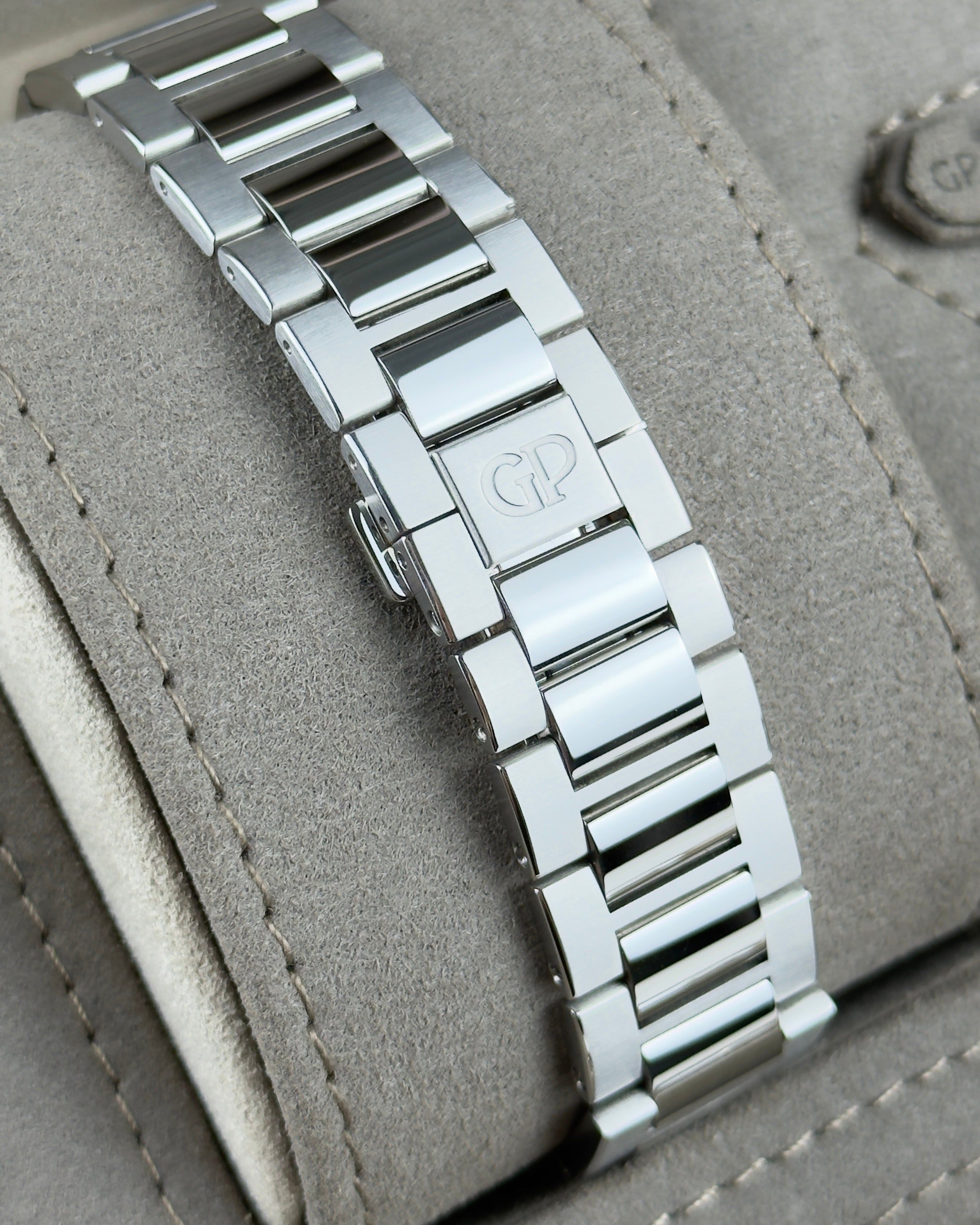 Girard Perregaux Laureato - 42MM - REF : 81010-11-433-11A thumbnail 6