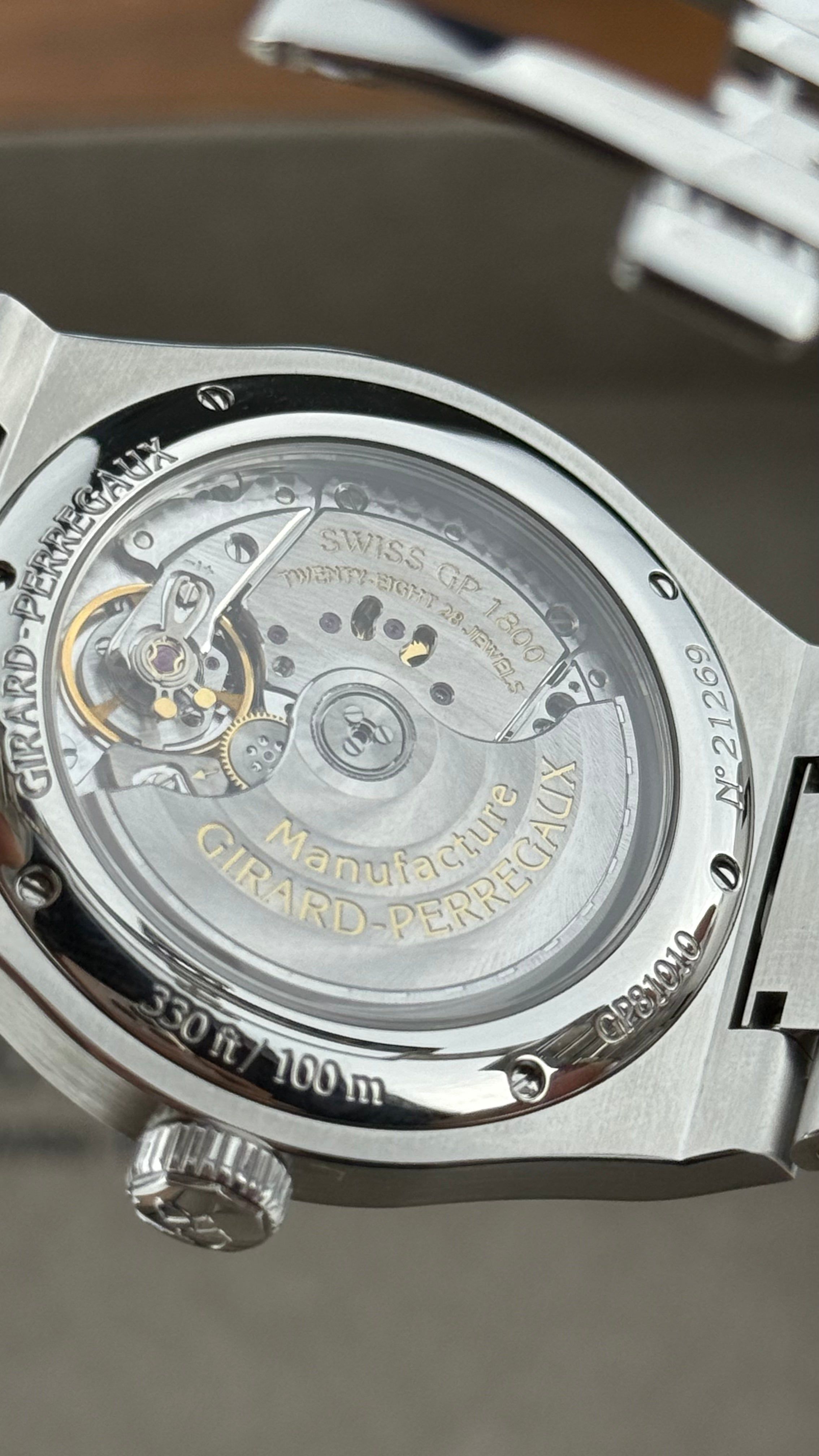 Girard Perregaux Laureato Green - 42MM - REF : 81010-11-3153-1CM thumbnail 7