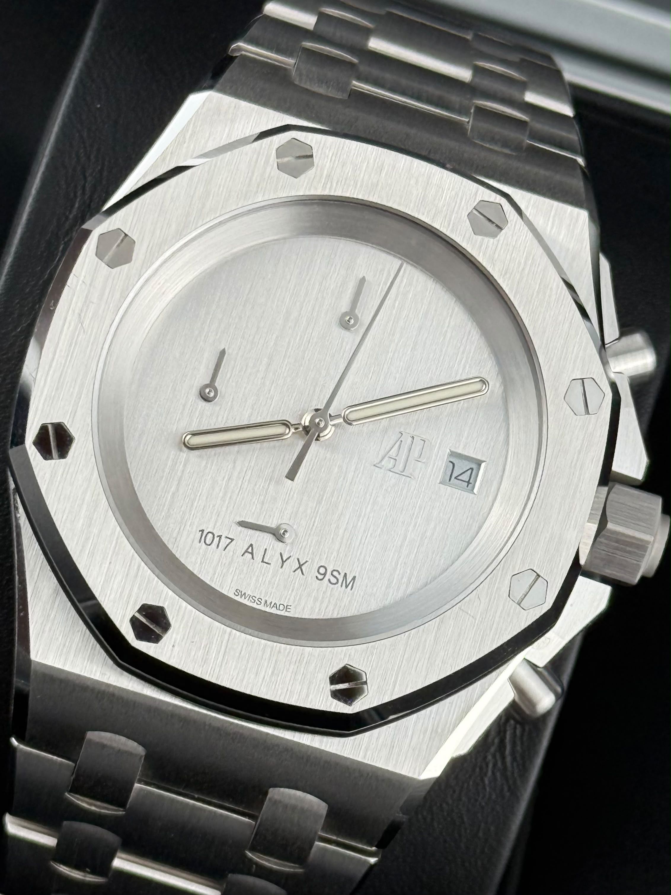 Audemars Piguet Royal Oak - 42 MM - Ref: 26238BC.OO.2000BC.01 thumbnail 3