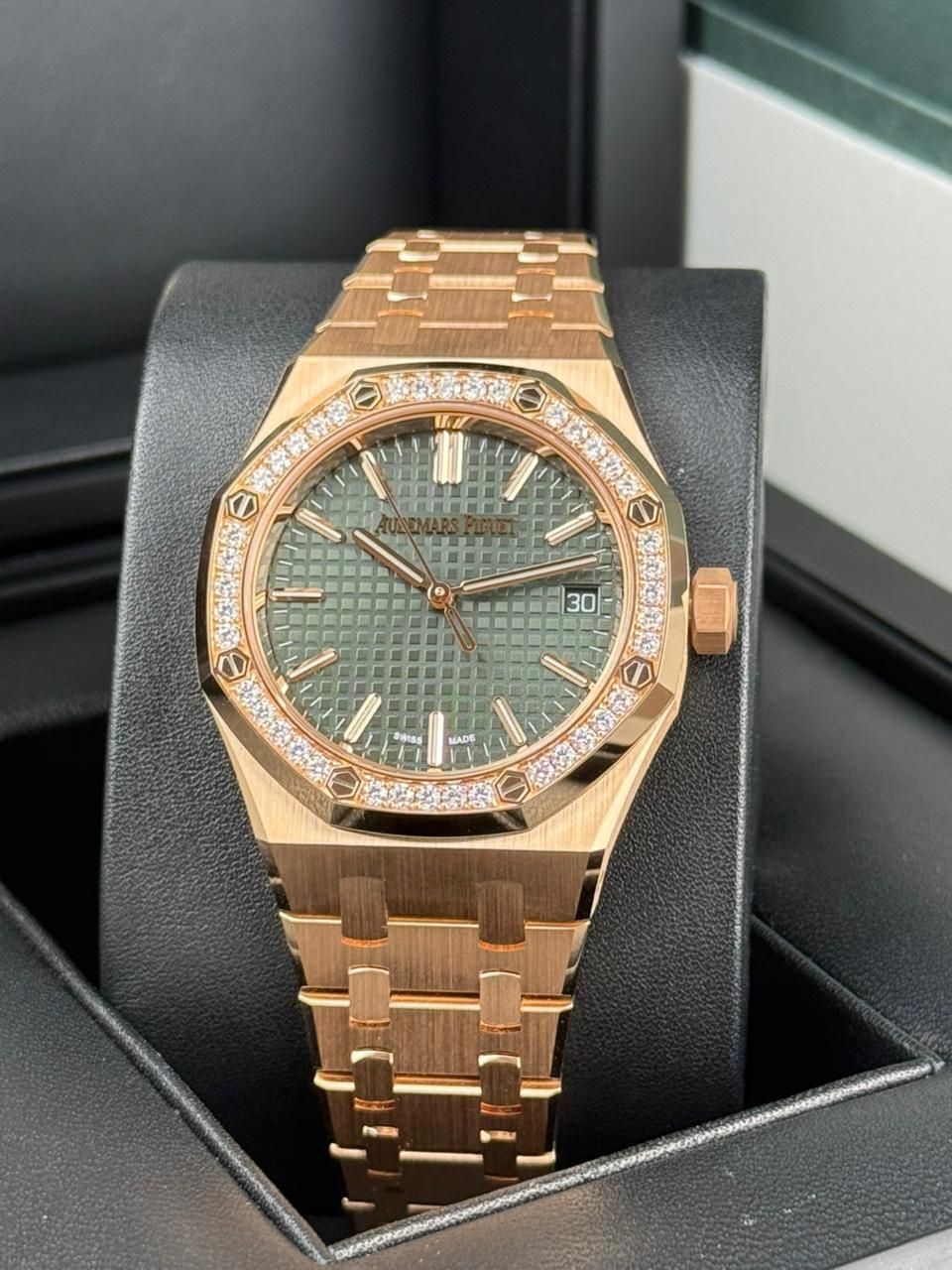 Audemars Piguet Royal Oak - 37mm - REF: 15551OR.ZZ thumbnail 3