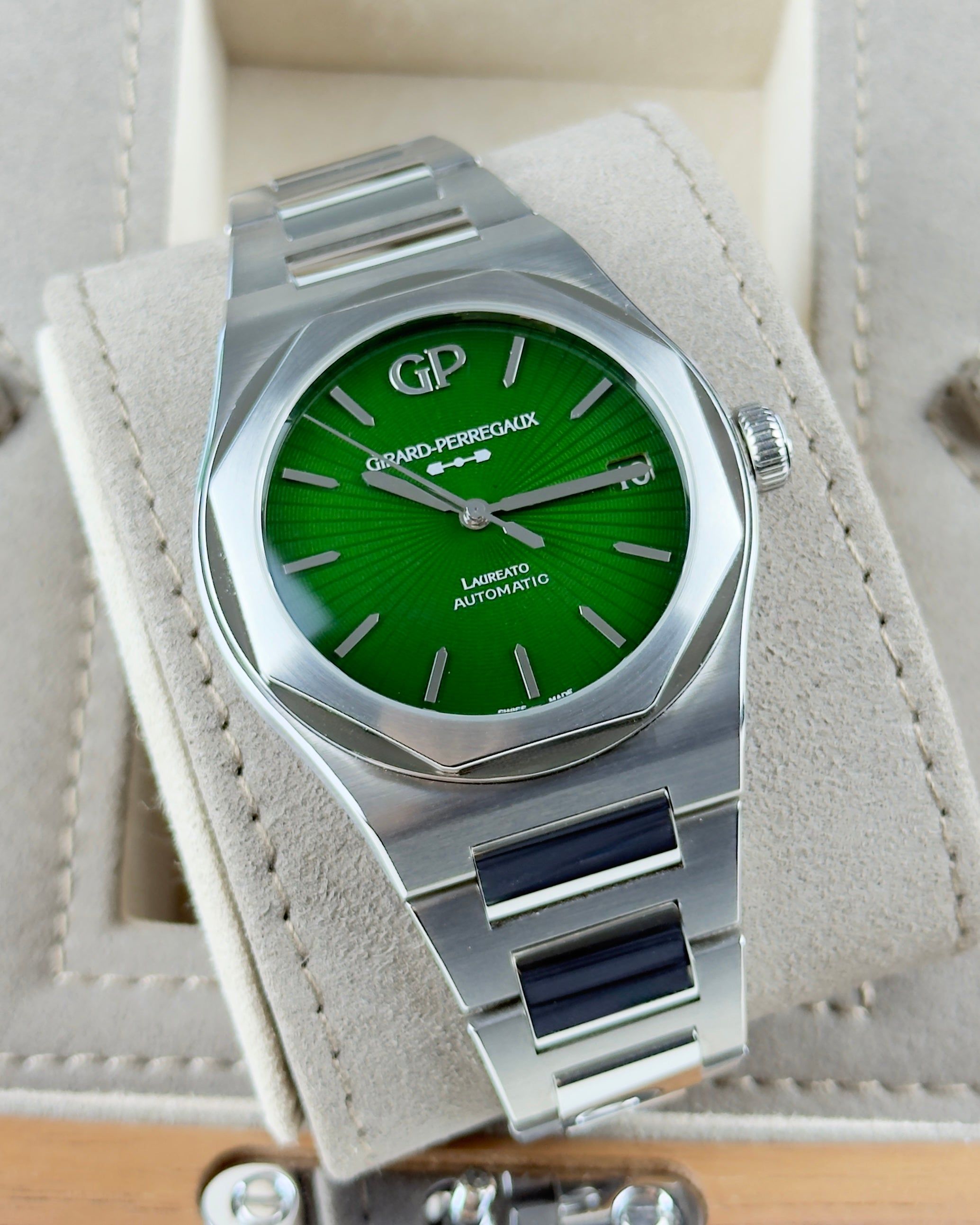 Girard Perregaux Laureato - 42MM - REF : 81010-11-433-11A thumbnail 4