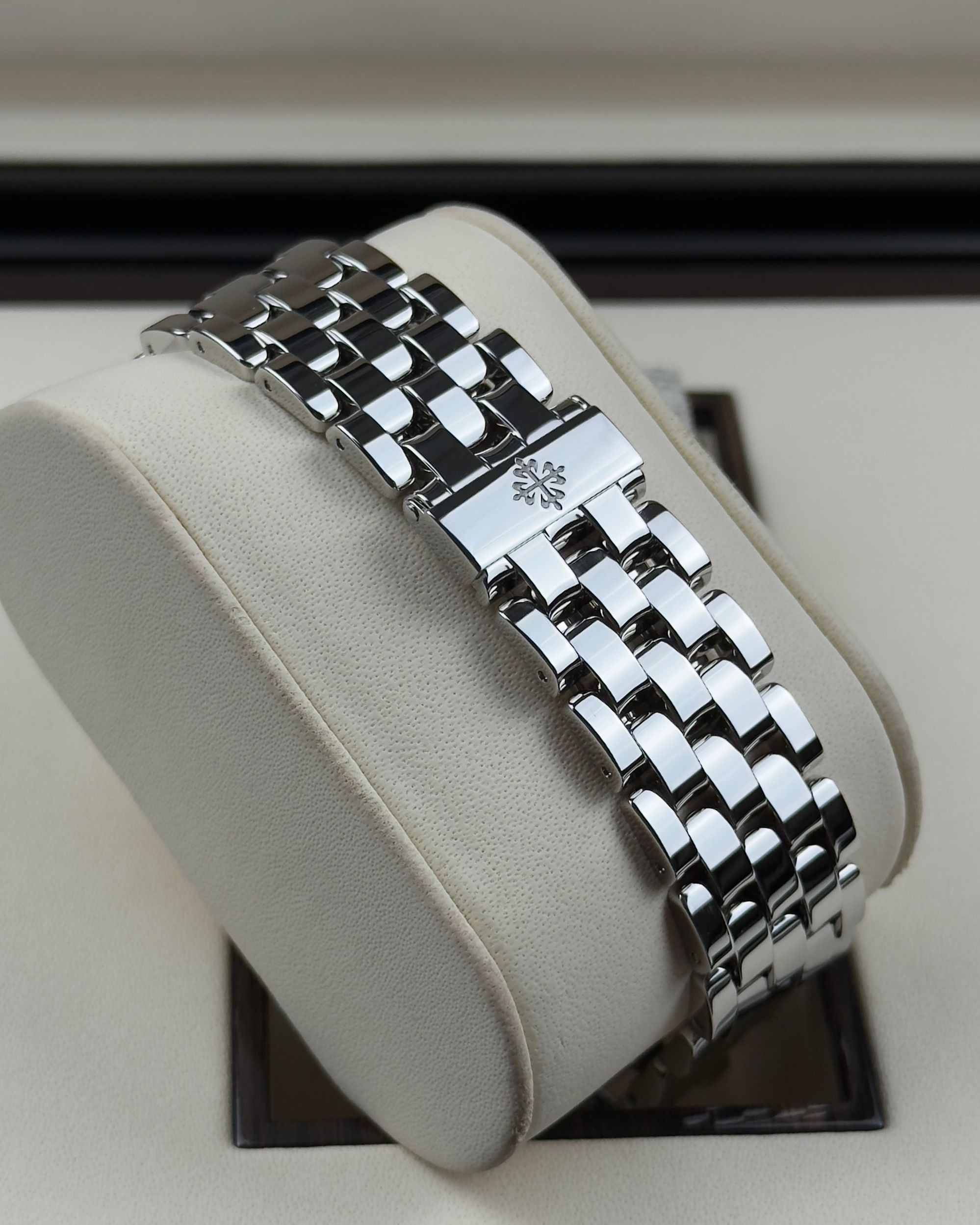 Patek Philippe Annual Calendar - 40.5MM - Ref : 5960/1A-001 thumbnail 3