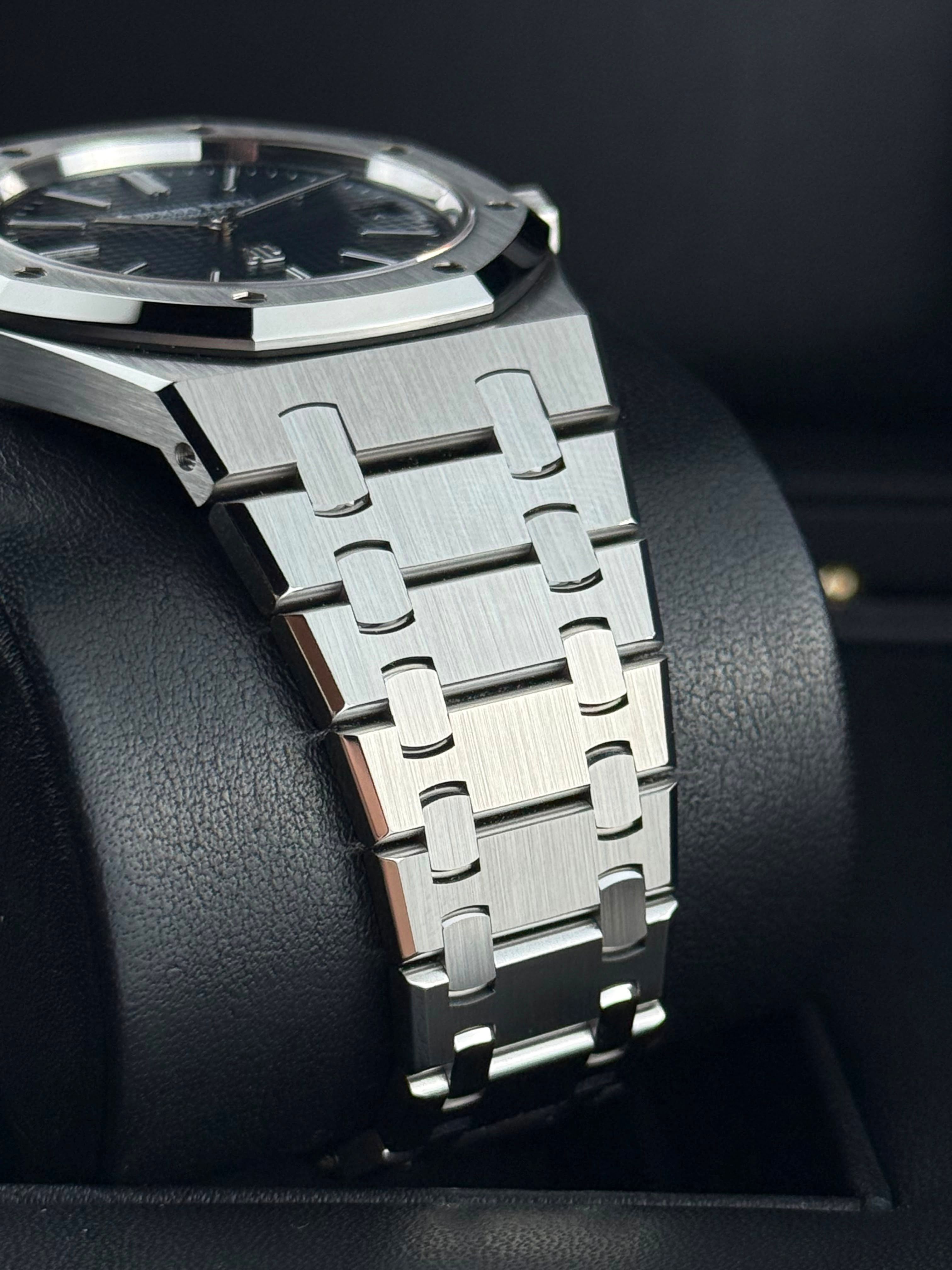 Audemars Piguet Royal Oak Ultra-Thin - 39MM - Ref : 15202ST.OO.1240ST.01.A thumbnail 4