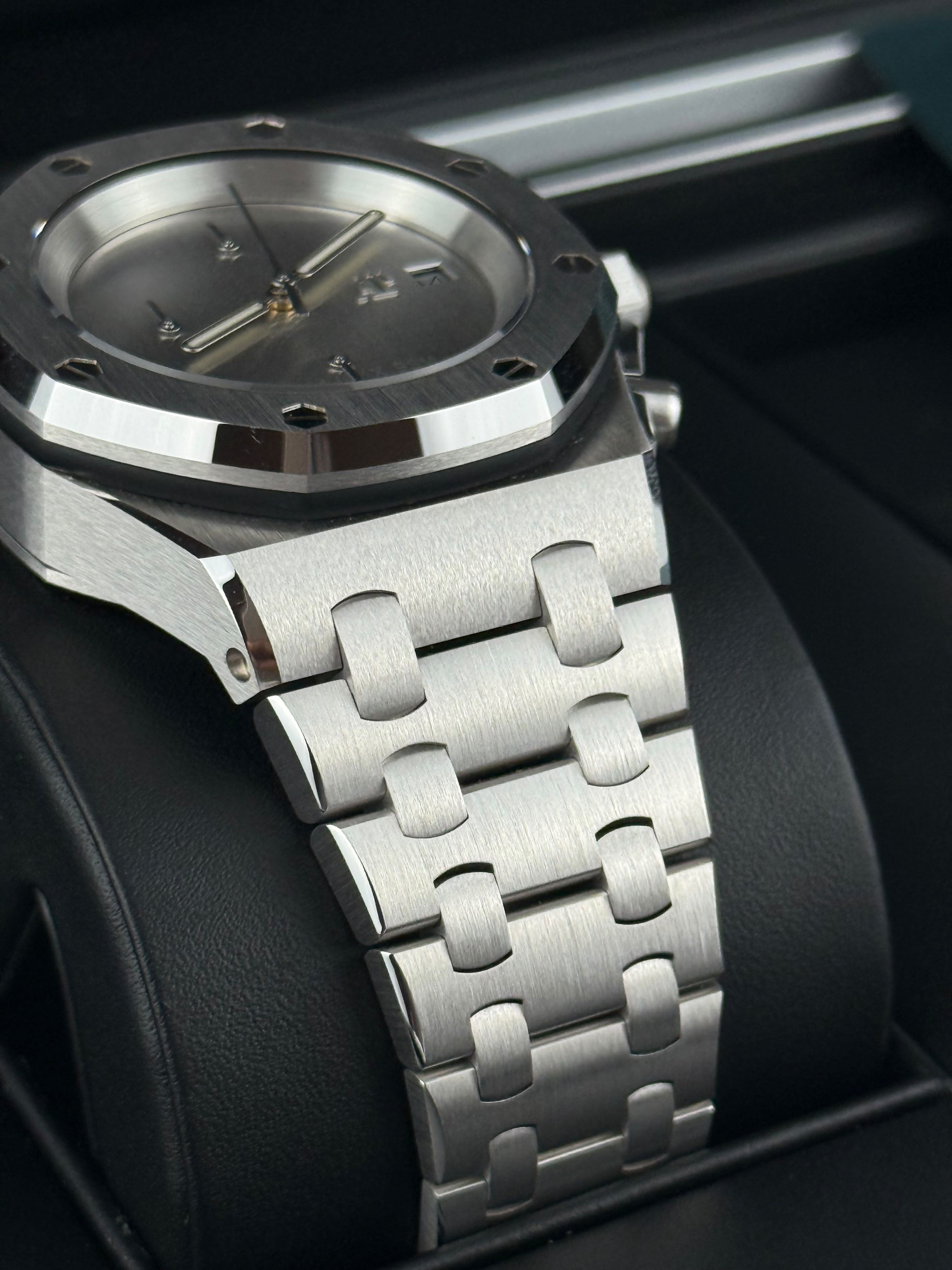 Audemars Piguet Royal Oak - 42 MM - Ref: 26238BC.OO.2000BC.01 thumbnail 4