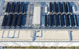 An aerial view of the roof of a 33 megawatt data centre with a closed-loop cooling system in Vernon, California