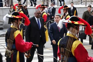 US Secretary of Defense Lloyd Austin and South Korean Defense Minister Lee Jong-sup attend a welcome ceremony at the Defense Ministry in Seoul, January 2023.