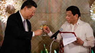 Chinese President Xi Jinping and Philippines' President Rodrigo Duterte raise a toast during a state banquet at the Malacanang Presidential Palace in Manila, November 2018.