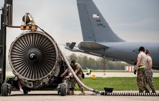 US airmen prepare a KC-135 Stratotanker engine for transport (April 2019)
