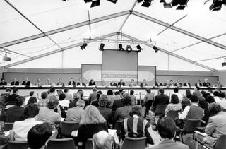 The first media conference of APEC ministers, under a ‘rain-sodden temporary marquee’ in Canberra, 1989