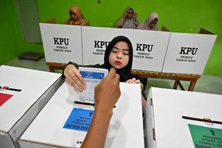 A woman casts her ballot for Indonesia’s presidential and legislative elections at a polling station in Banda Aceh, February 2024.