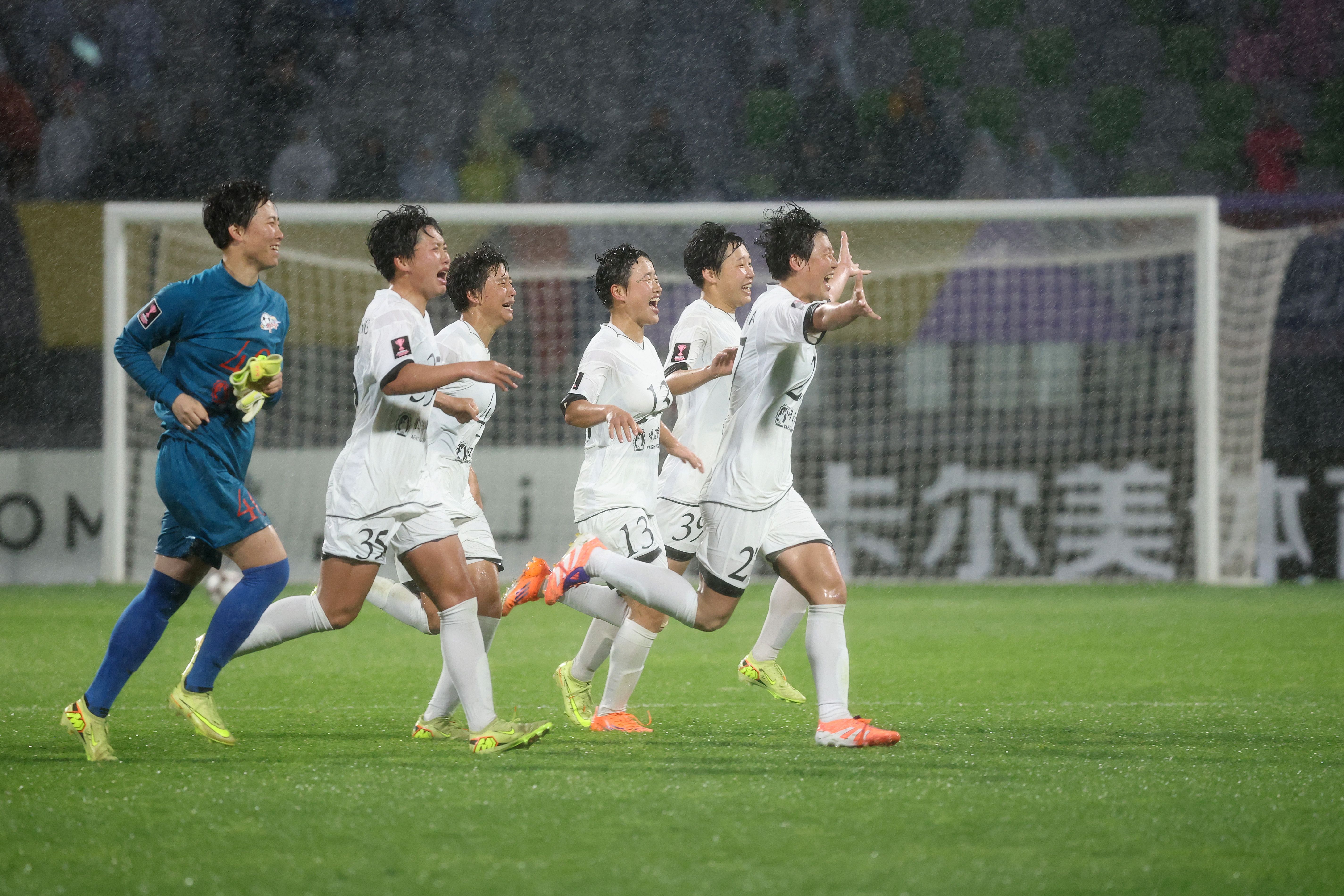 Players of Naegohyang celebrate after the team's 2-1 victory in the AFC Women's Champions League semi final between Naegohyang and Suwon FC at Suwon Sports Complex Stadium on May 20, 2026 in Suwon, South Korea.