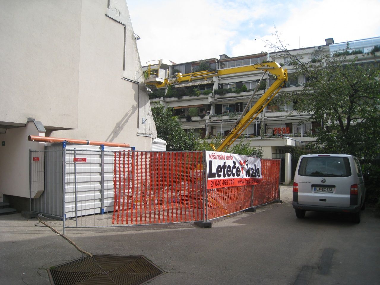 V ozadju prvi blok v Kosezah, ki je bil temeljito prenovljen