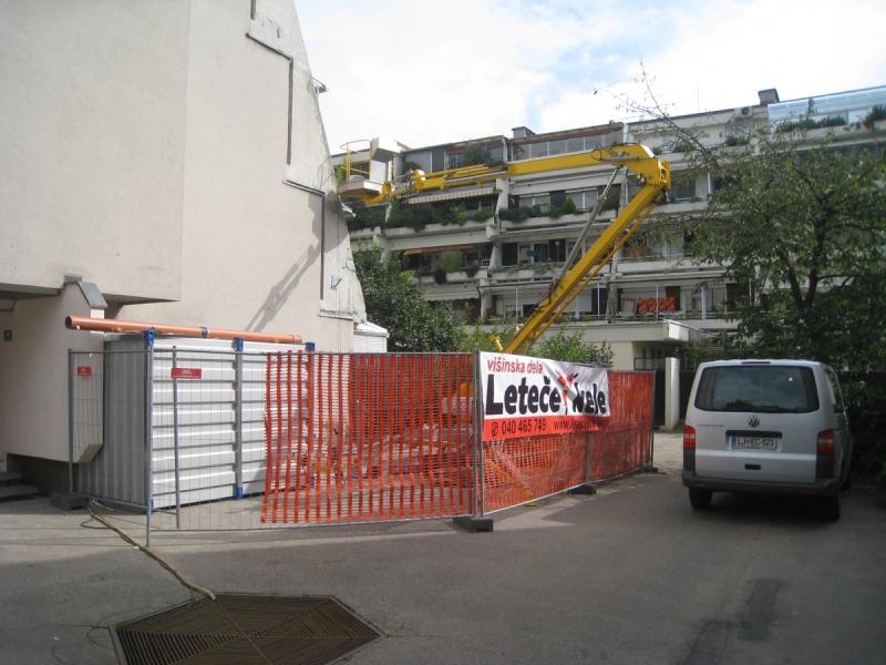 V ozadju prvi blok v Kosezah, ki je bil temeljito prenovljen