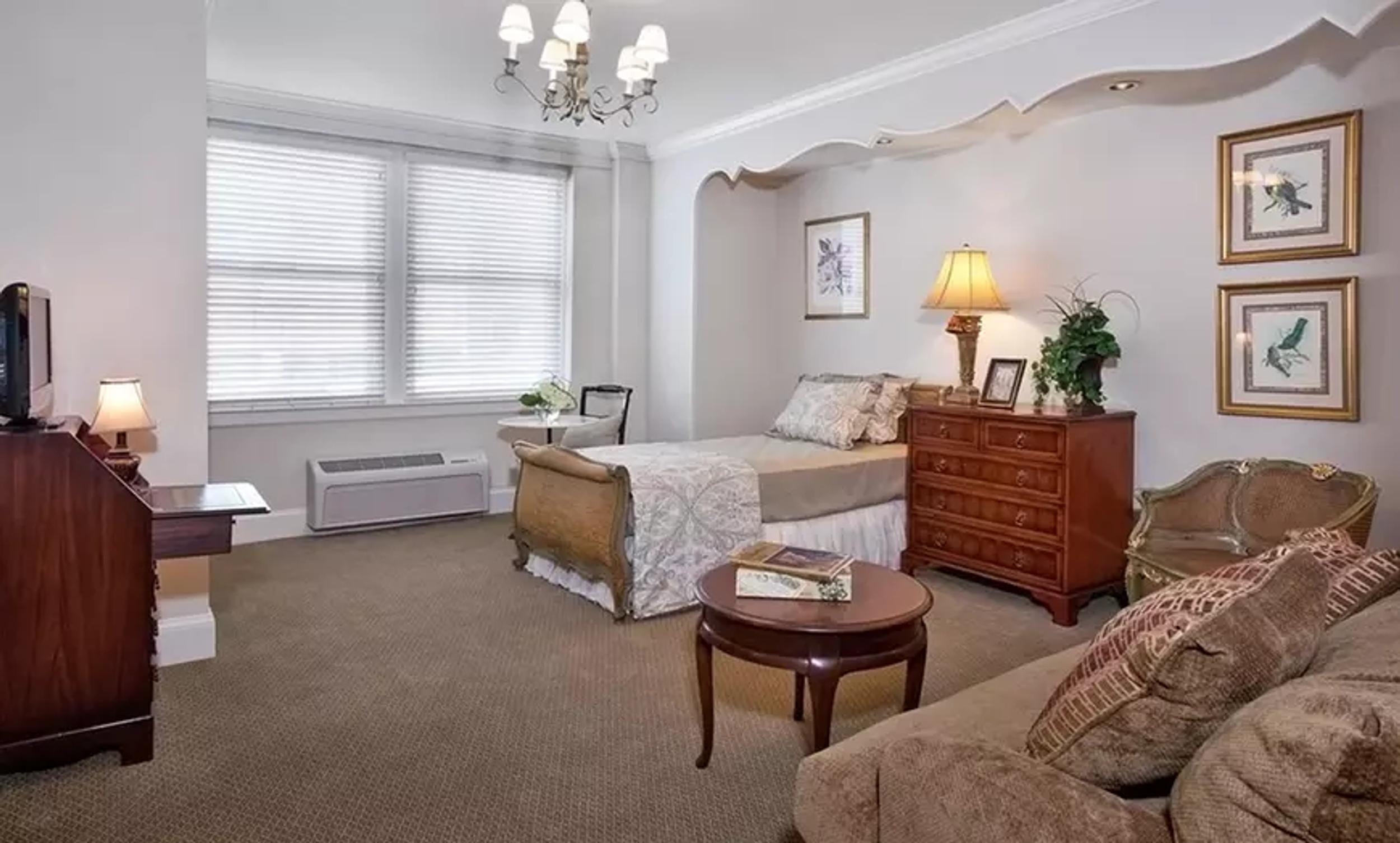 Pontchartrain Hotel guest room pre-renovation 