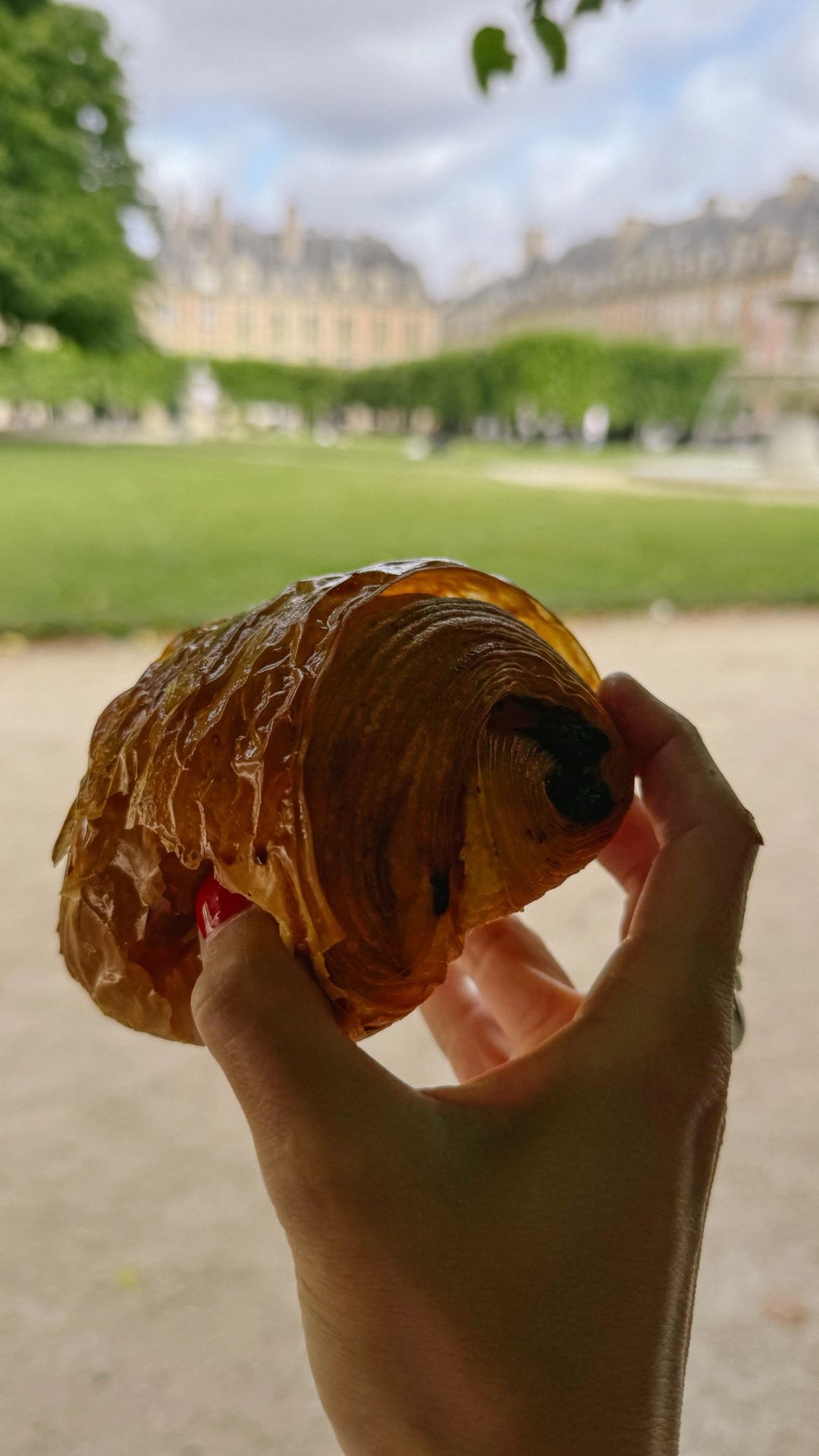 Pain au chocolate in Place des Vosges