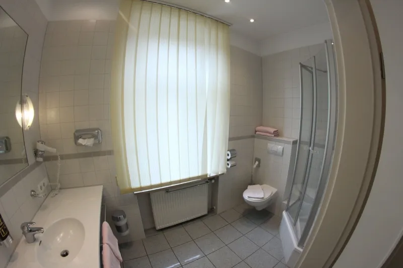 Bathroom in Apartment Room 1 – Hotel Almrausch Bad Reichenhall