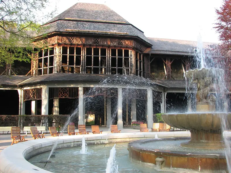 Kurgarten und Gradierwerk in Bad Reichenhall — beliebter Ort fuer einen Spaziergang nach dem Essen