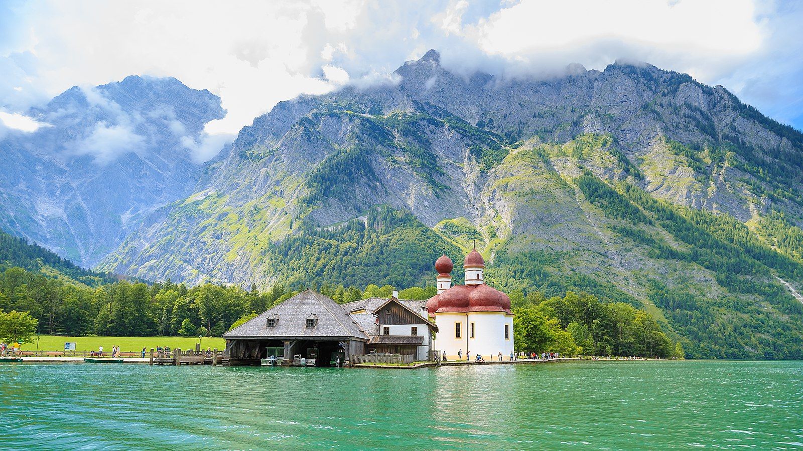 Wallfahrtskirche St. Bartholomae am Koenigssee vor steilen Bergwaenden