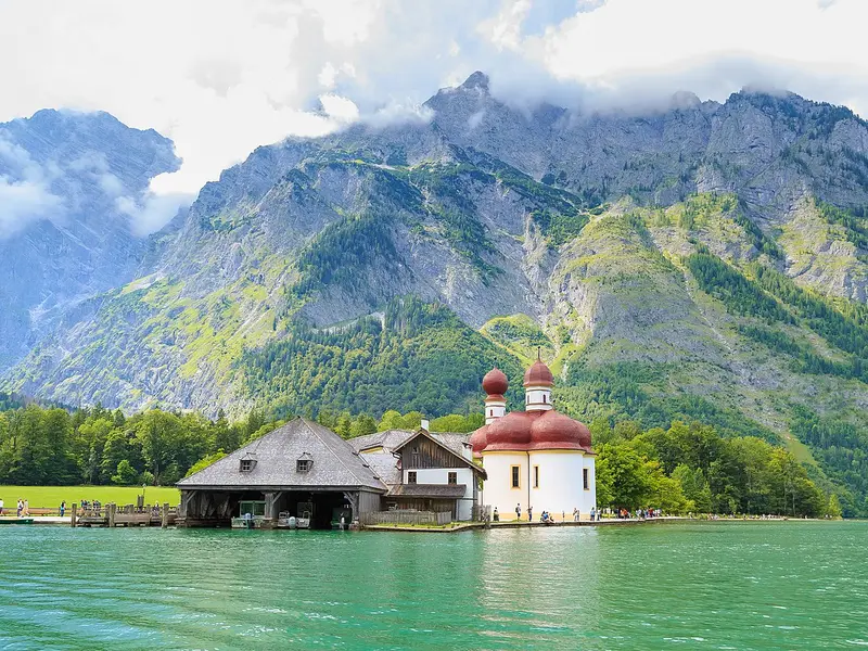 Wallfahrtskirche St. Bartholomae am Koenigssee vor steilen Bergwaenden