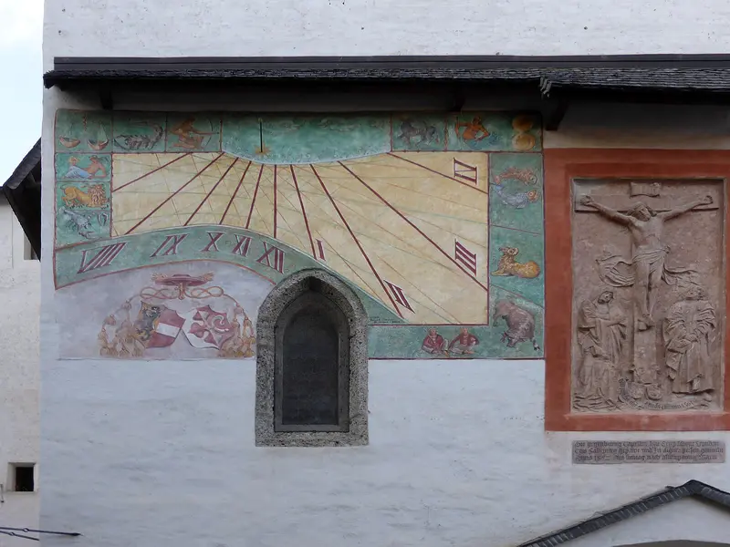 Festung Hohensalzburg ueber der Salzburger Altstadt