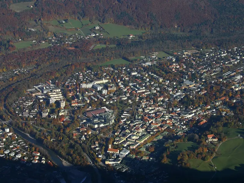 Bad Reichenhall von oben — ruhige Kurstadt am Fuss der Alpen