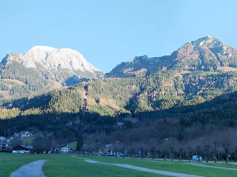 Blick auf den Jenner von Berchtesgaden aus — beliebtes Ziel fuer Winterwanderer und Langlaeufer