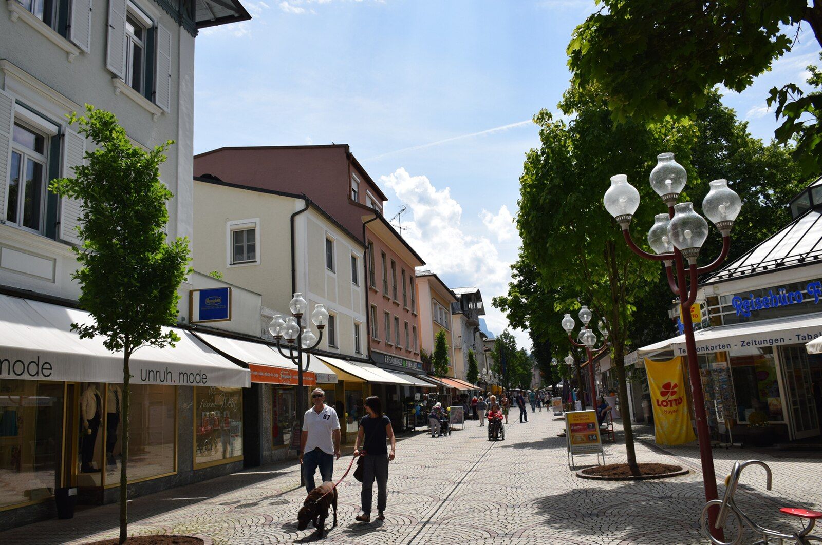 Fussgaengerzone in Bad Reichenhall mit Cafes und Restaurants