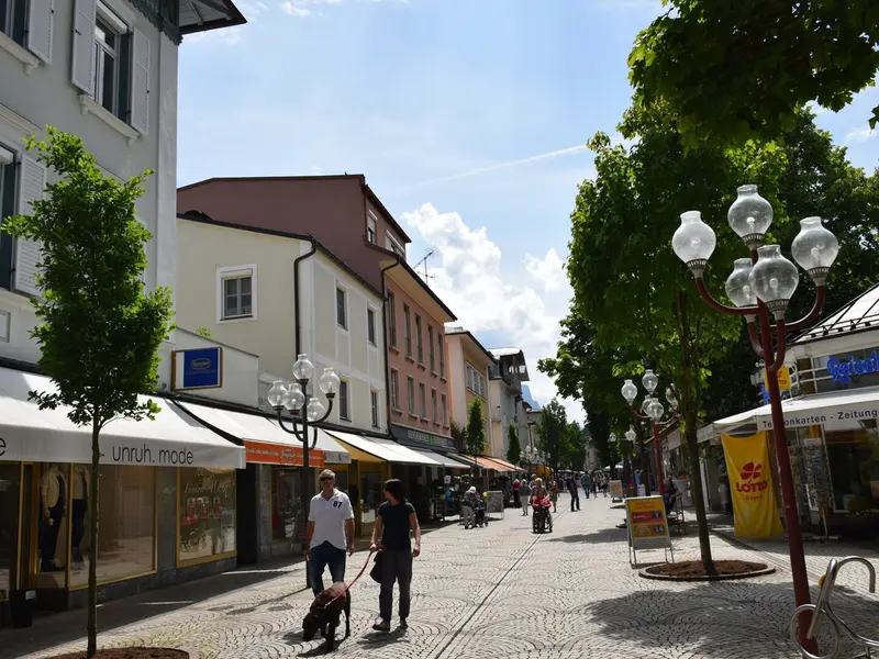 Fussgaengerzone in Bad Reichenhall mit Cafes und Restaurants