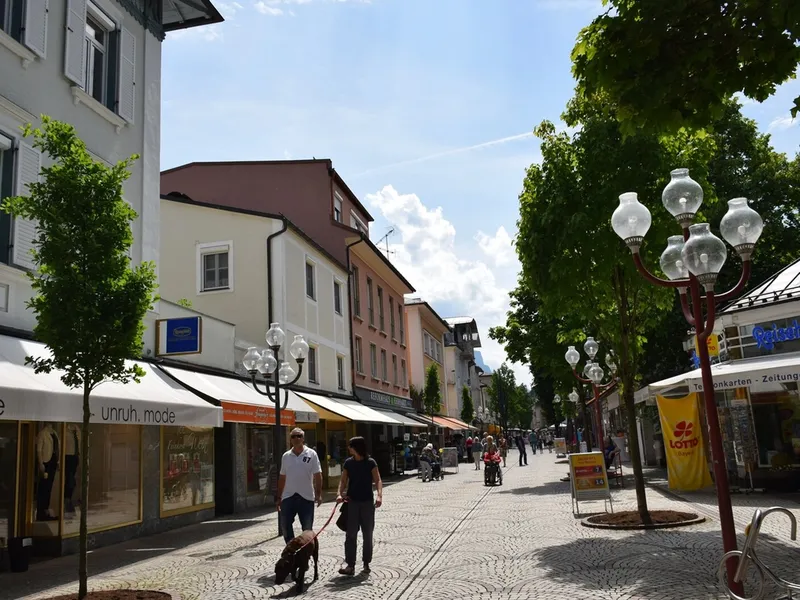 Fussgaengerzone in Bad Reichenhall — kurze Spaziergaenge in der Kurstadt