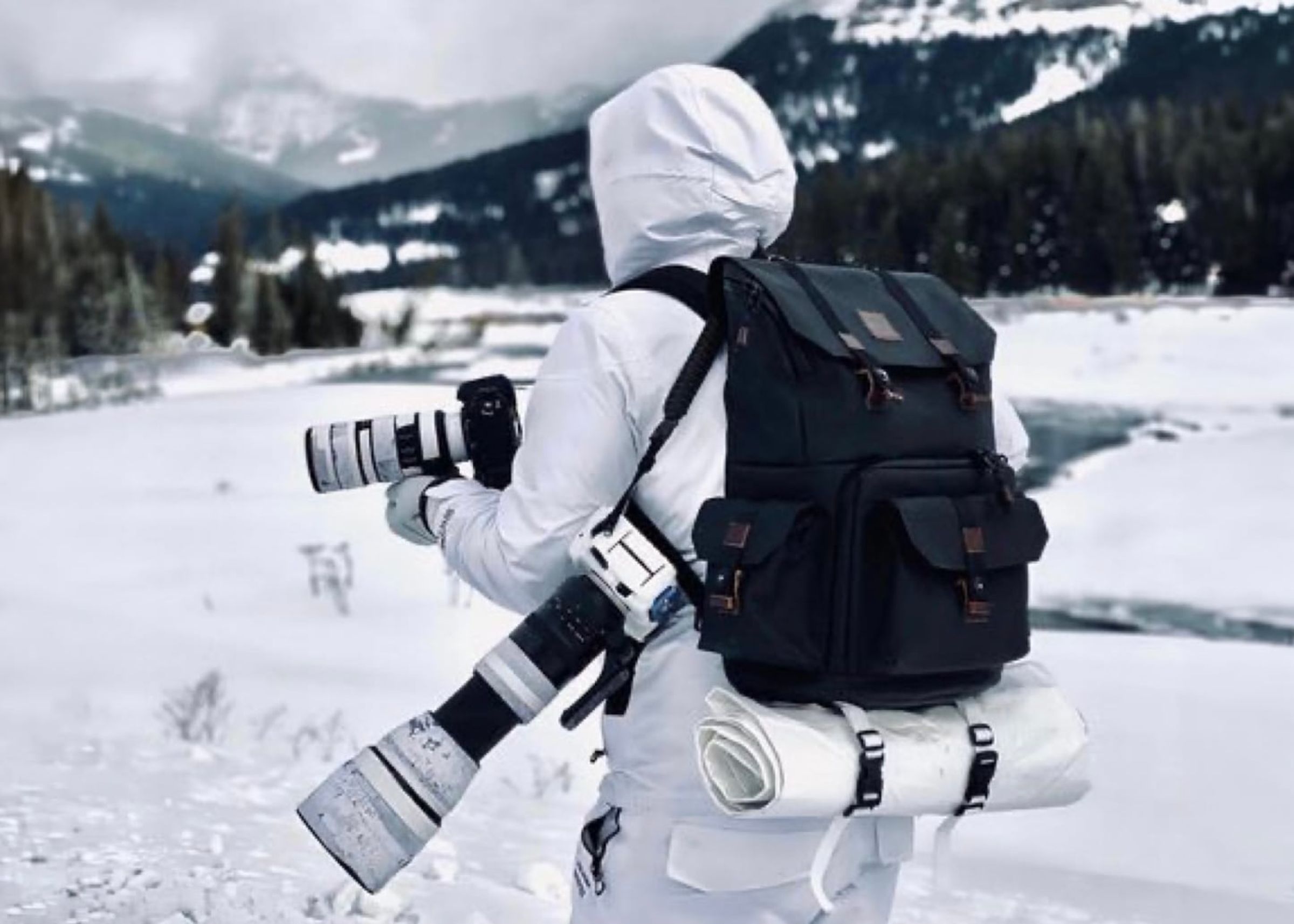 Langly camera bag in snow