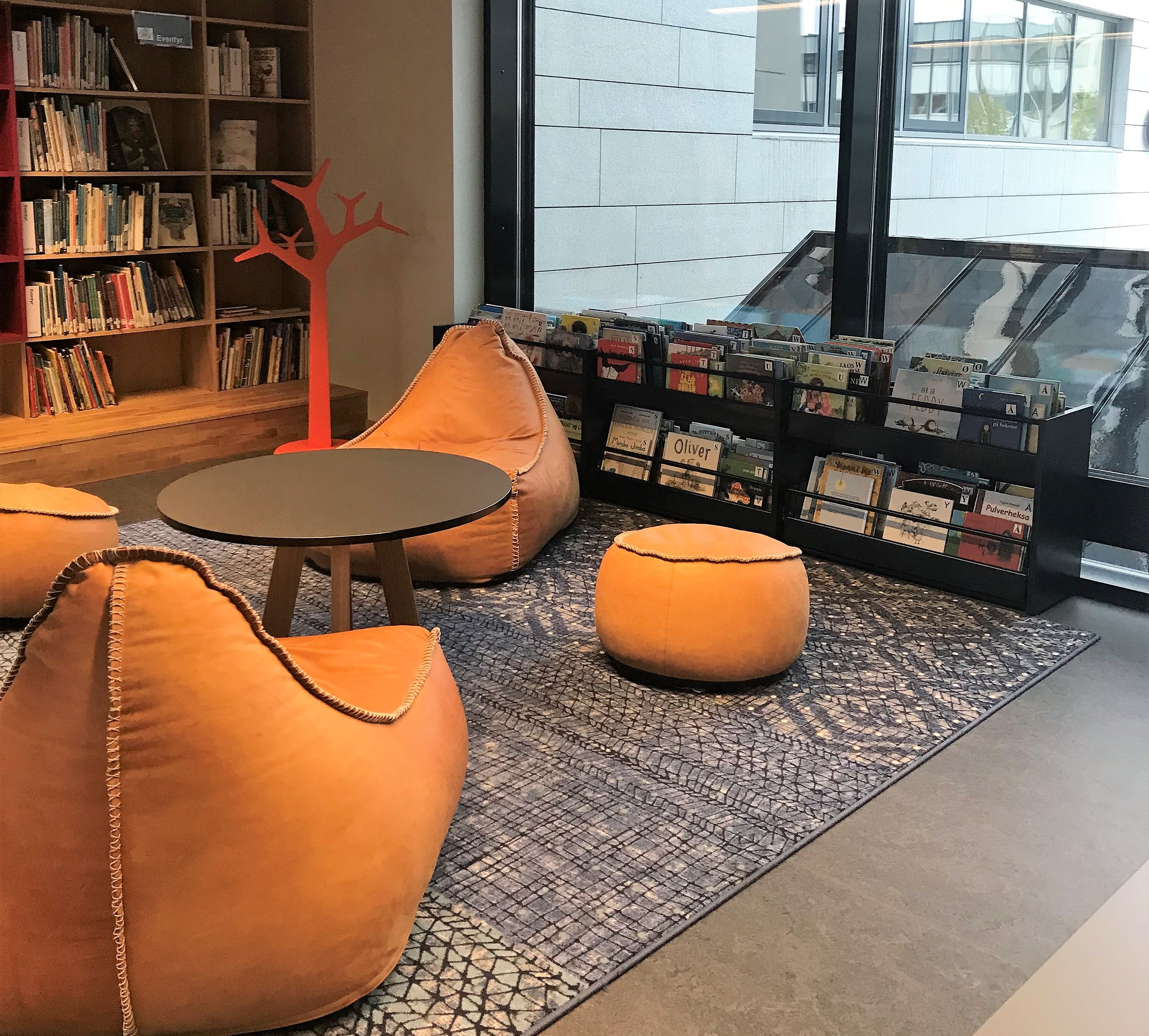 et bibliotek med saccosekker og et bord