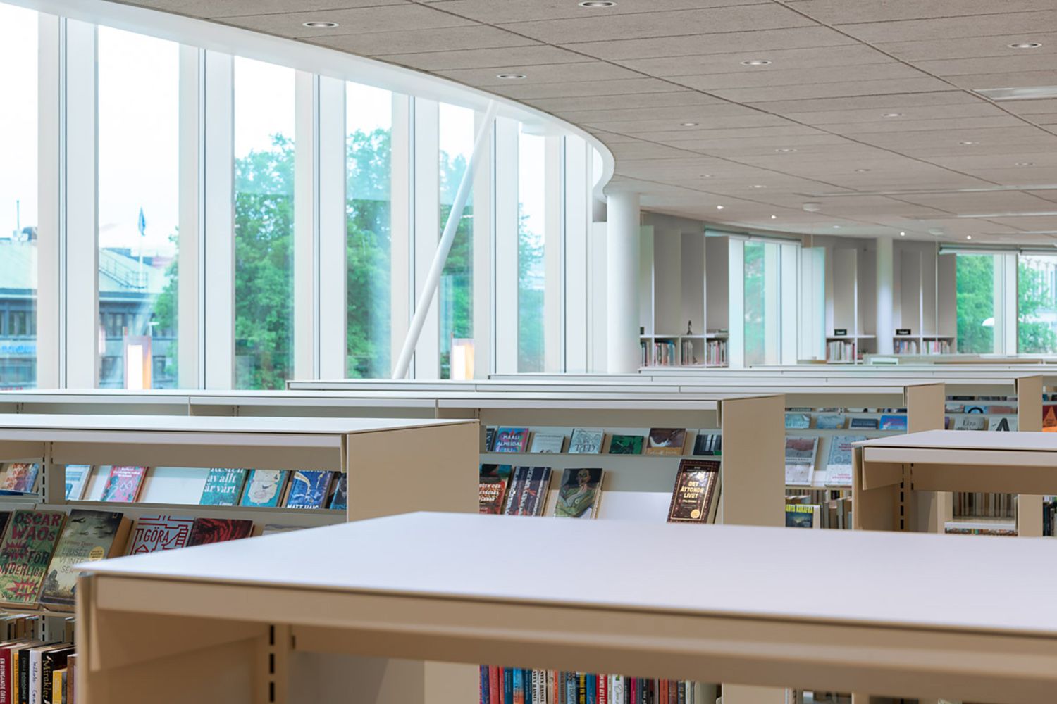 et bibliotek med mange bokhyller