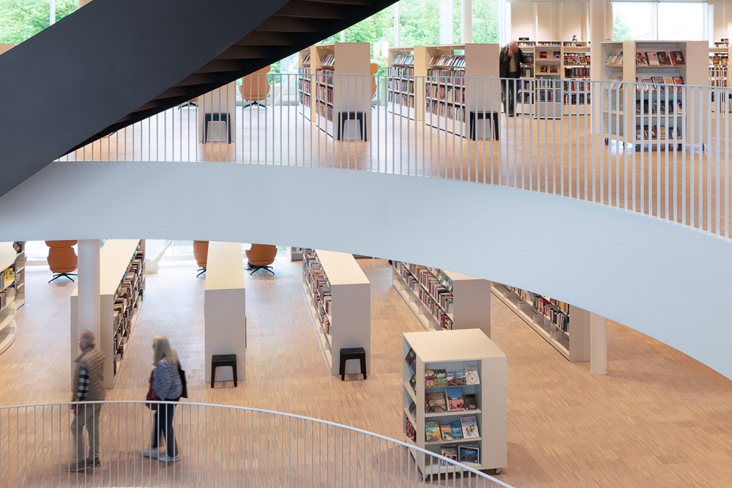 et bibliotek over 2 etasjer sett fra et fugleperspektiv