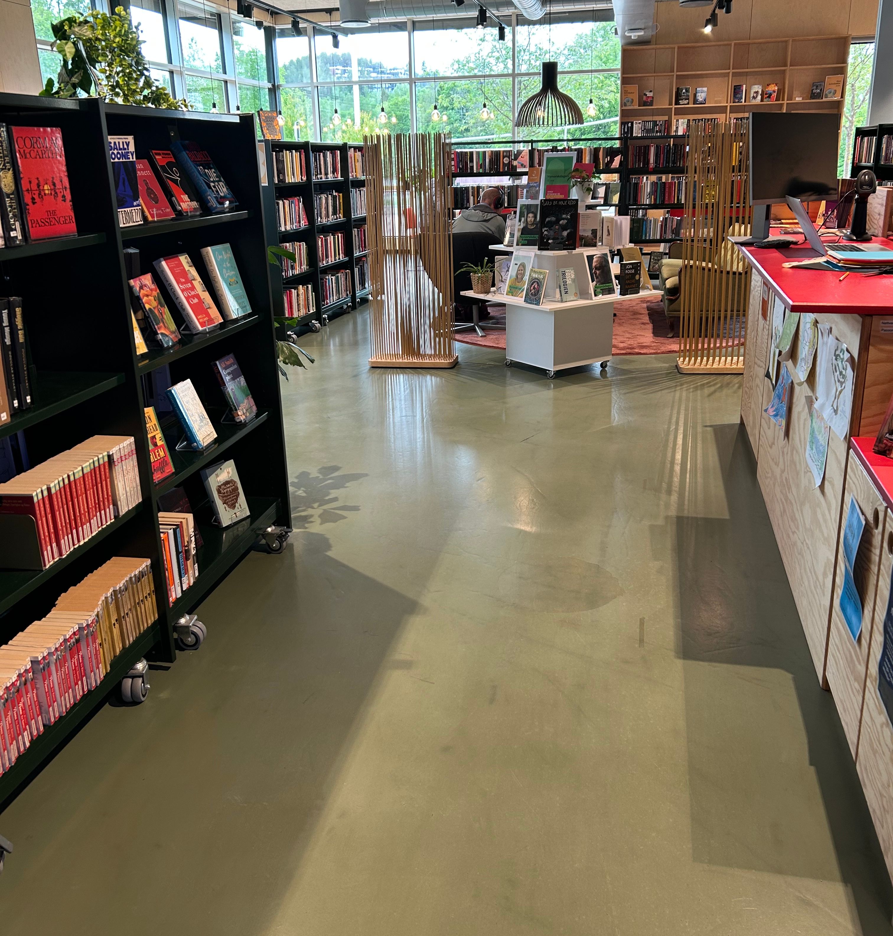 et bibliotek med mange fylte bokreoler