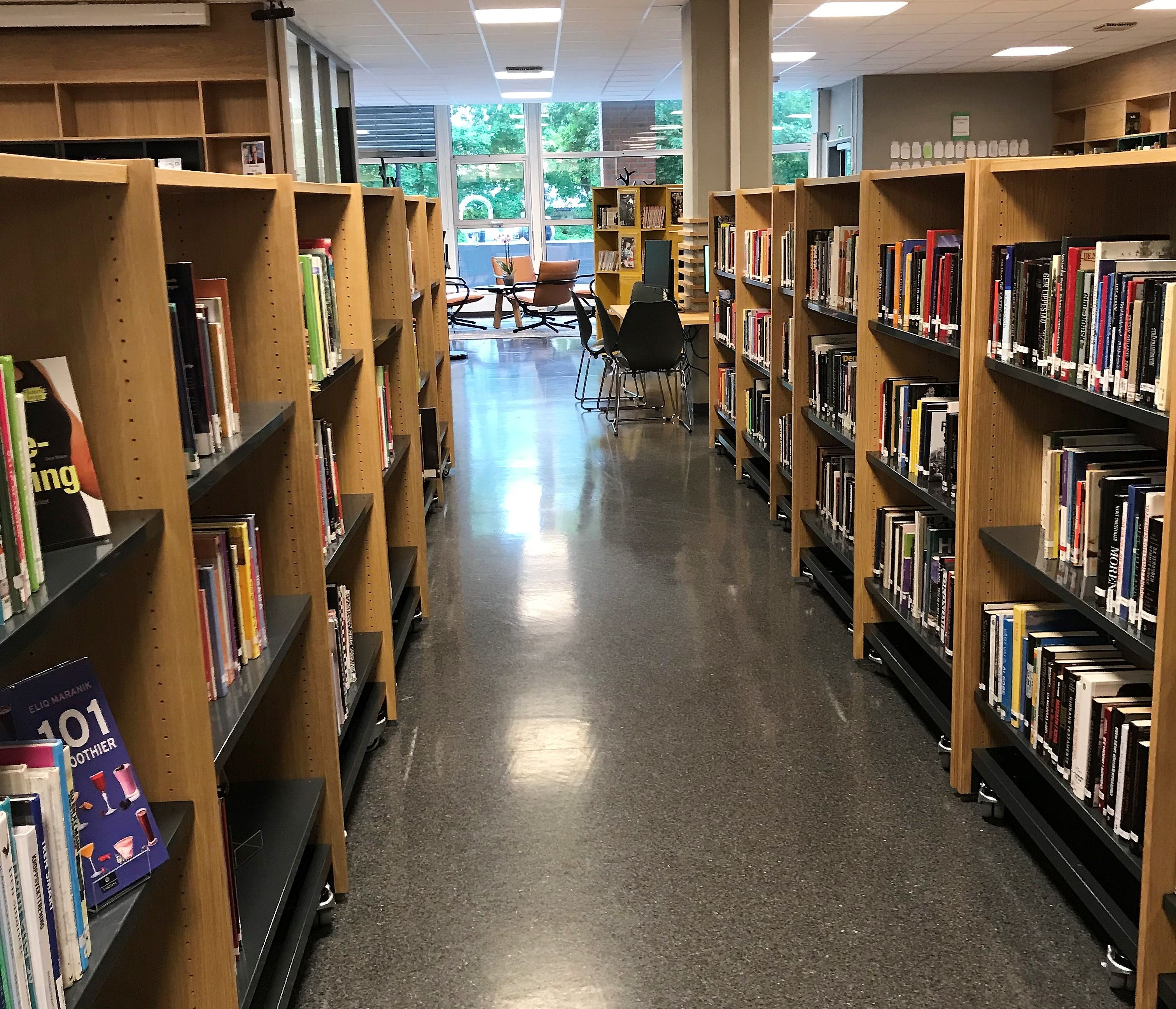 en bok på en hylle i et bibliotek har nummeret 01 på den