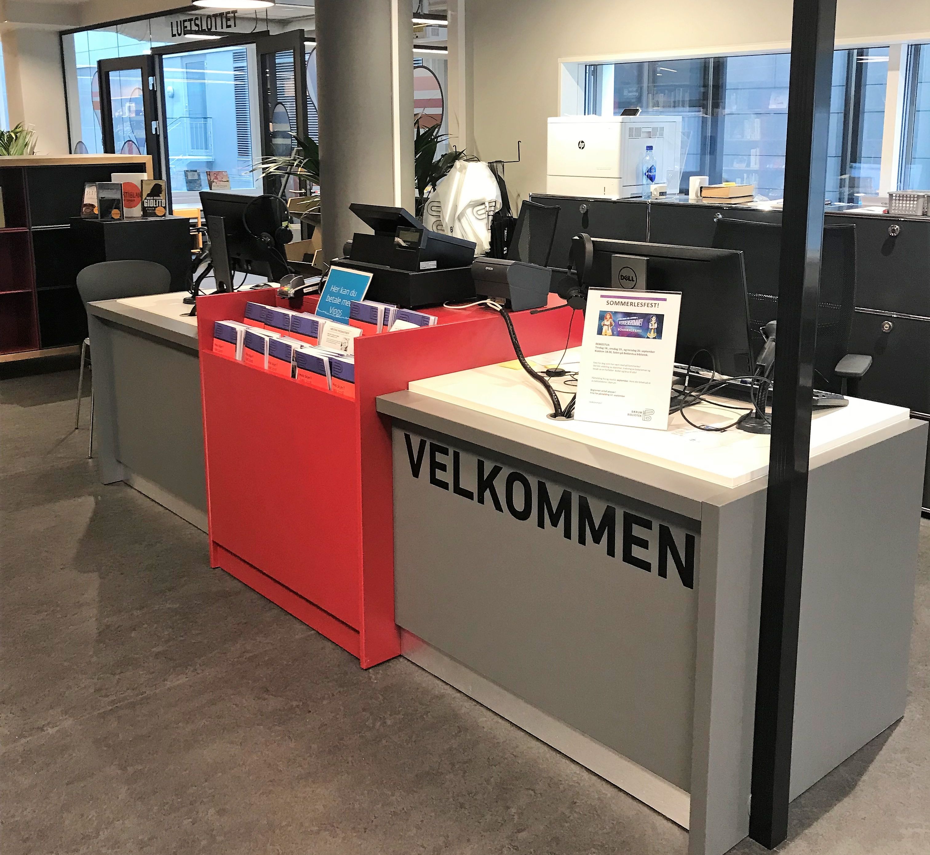 en resepsjonsdisk med ordet velkommen på den