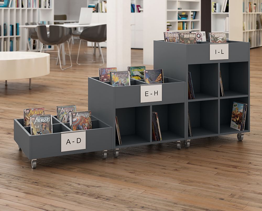 et bibliotek med tre bildebokkrybber på hjul fylt med bøker.