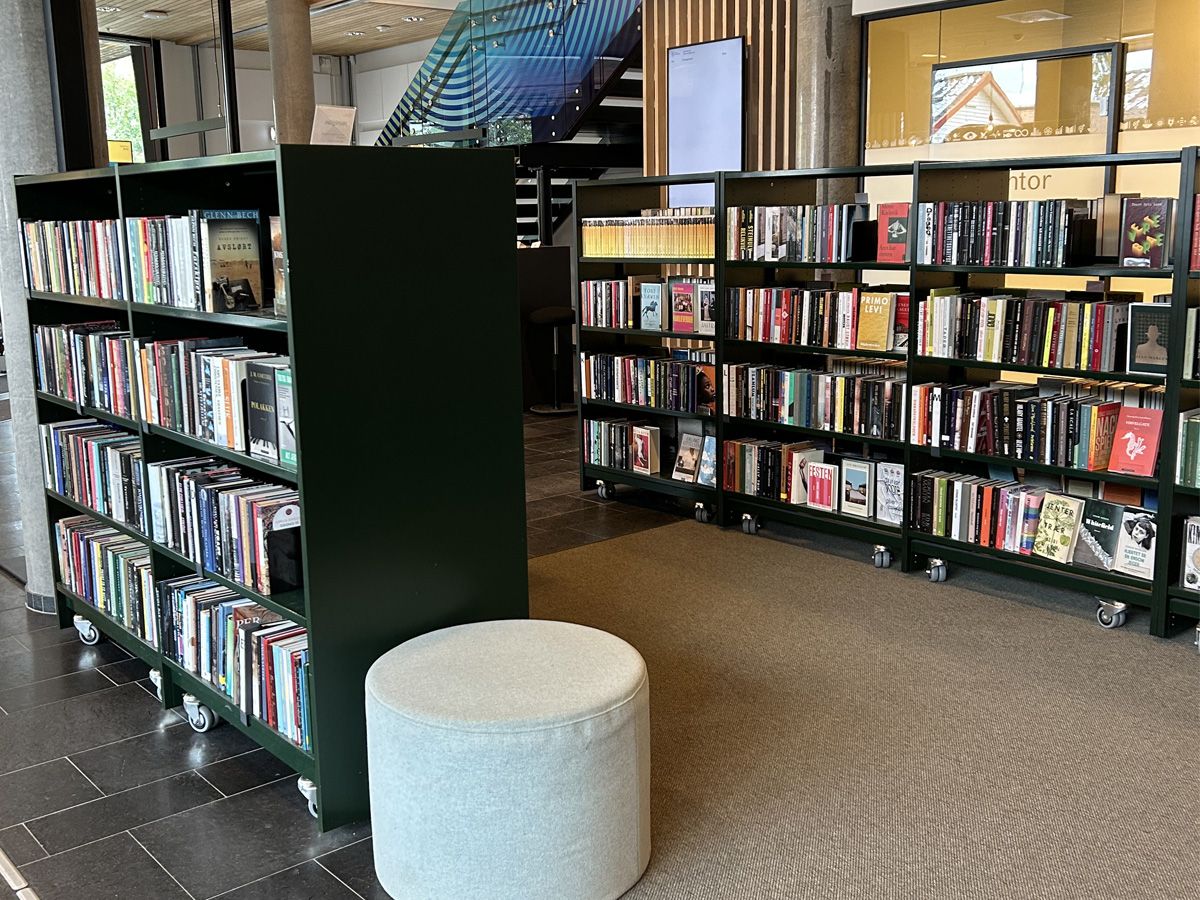 et bibliotek med bokreoler på hjul fylt med bøker