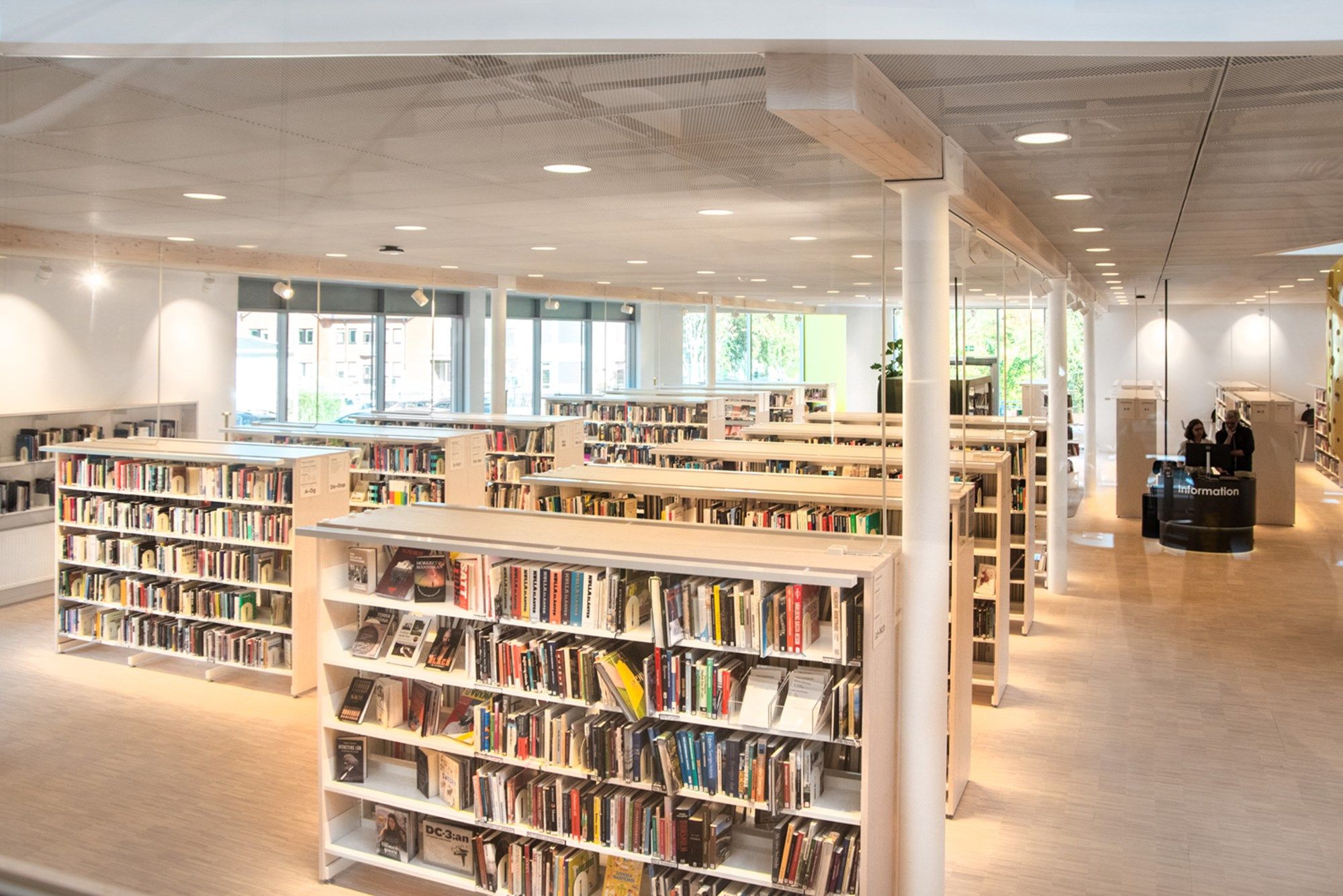 et bibliotek med mange bokreoler