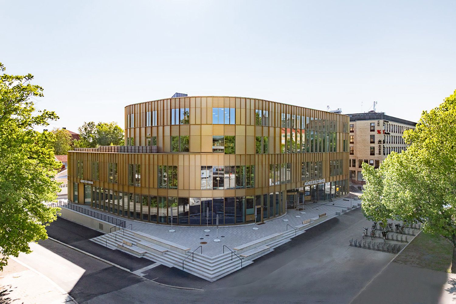 moderne bygg med gullelokserte fasadeplater