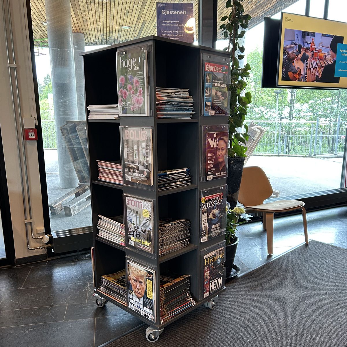 en utstillingsreoler for tidsskrifter på et bibliotek