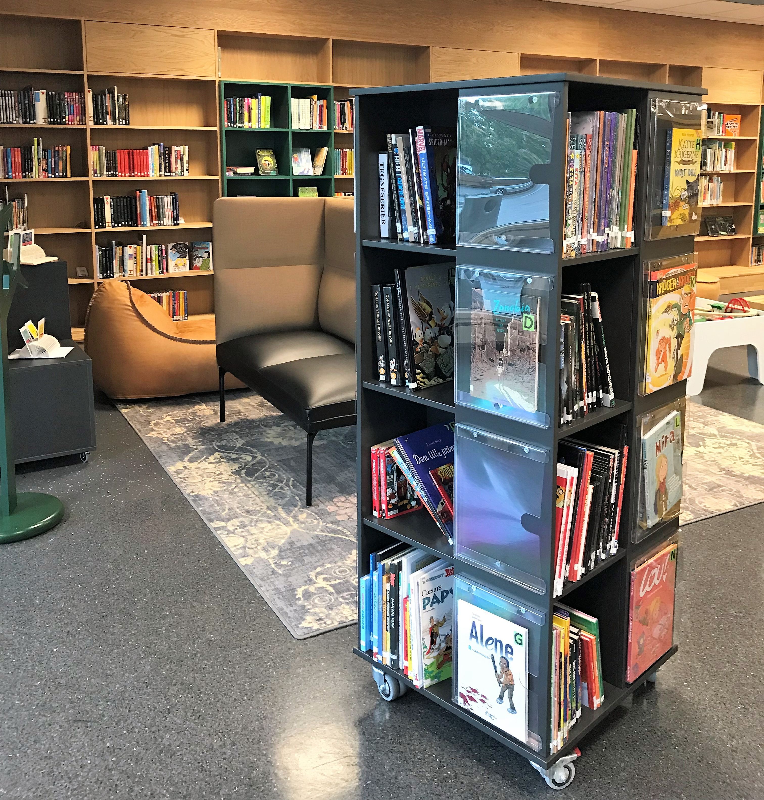 en bok kalt alene står på en hylle i et bibliotek