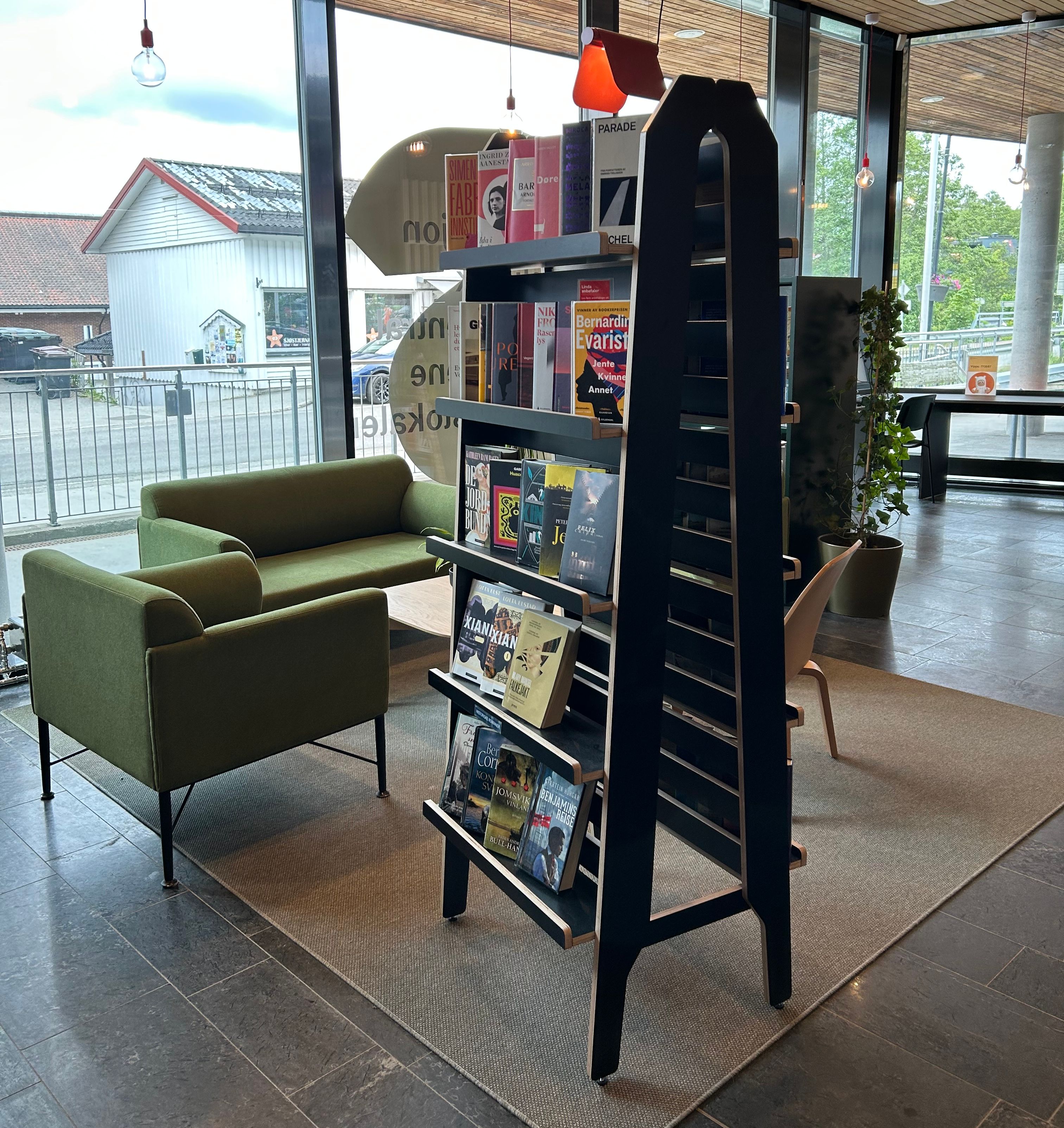 et bibliotek med en dobbel utstillingsreol på gulvet