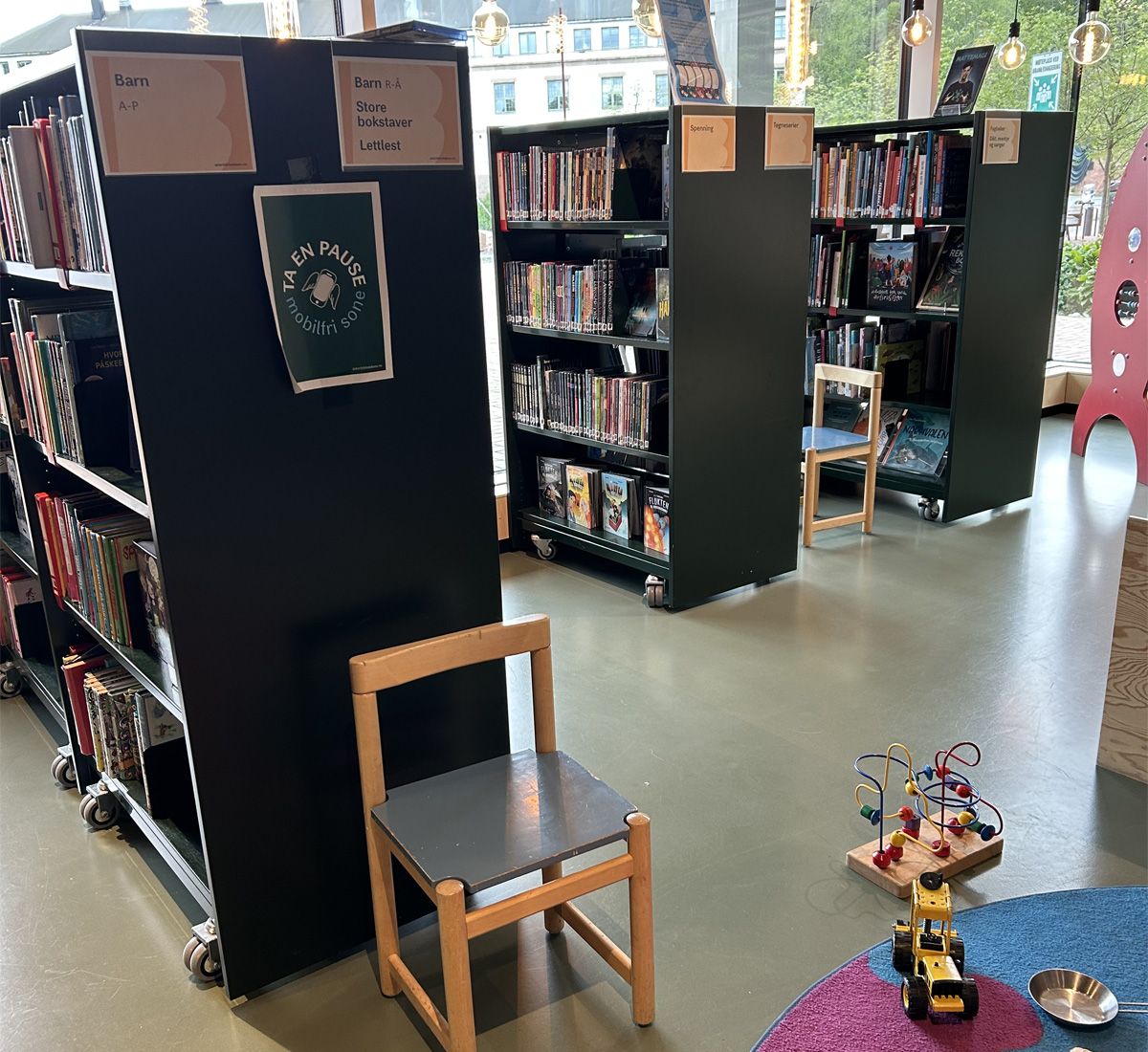 et bibliotek med mange fylte bokreoler