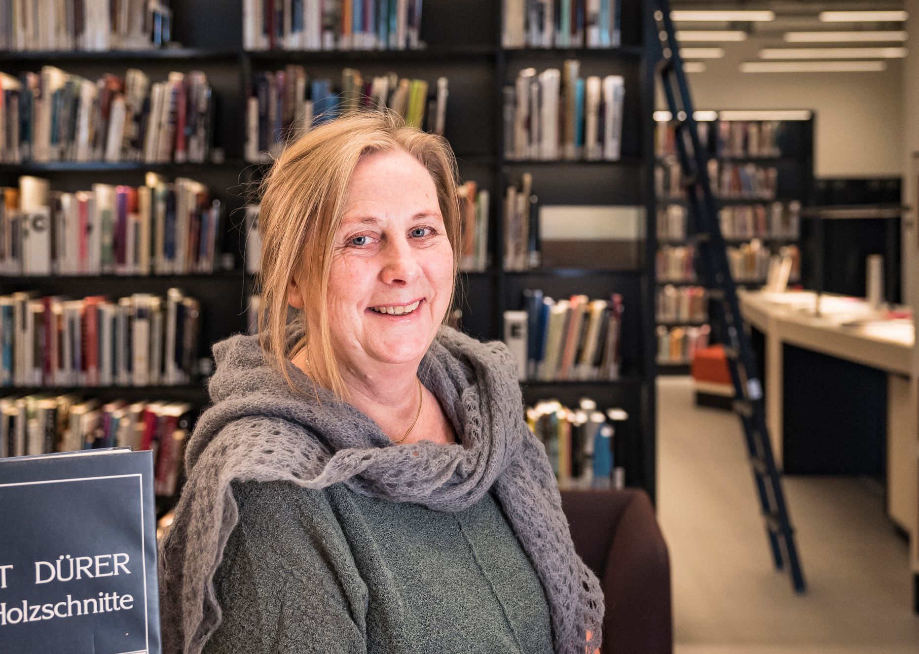 en kvinne sitter ved et bord med en bok med tittelen "t durer" på den